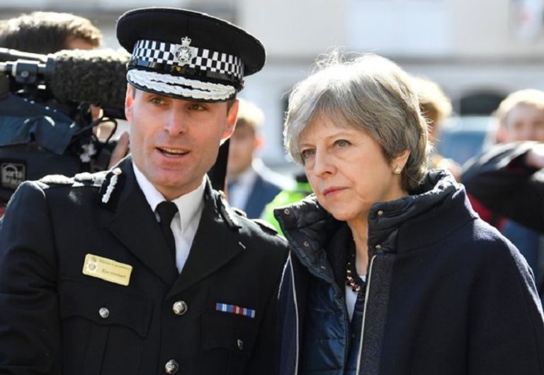 تيريزا ماي خلال زيارة موقع تسميم الجاسوس الروسي السابق الرئيس الروسي فلاديمير بوتين ورئيسة الوزراء البريطانية تيريزا ماي