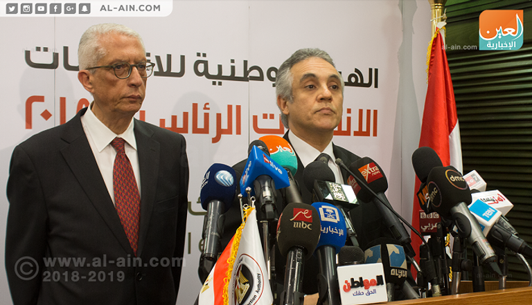المستشار محمود الشريف والسفير حمدي لوزا المستشار محمود الشريف خلال المؤتمر الصحفي