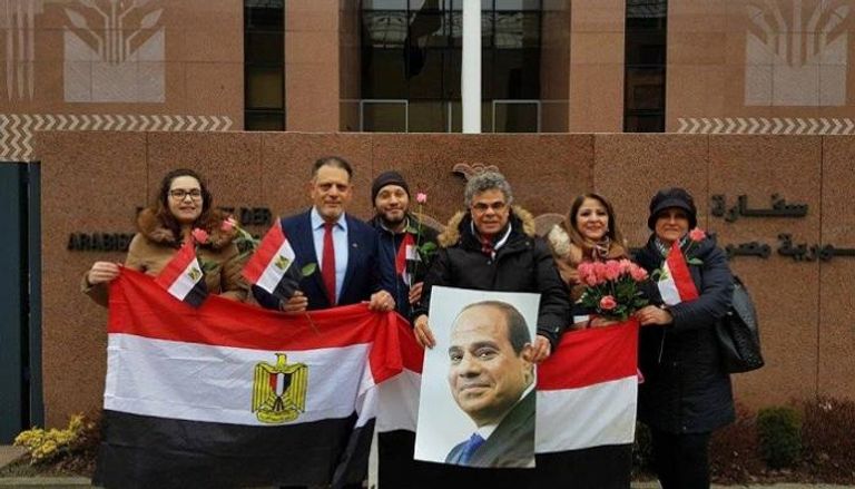 مصريون أمام السفارة المصرية بألمانيا