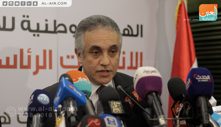 المستشار محمود الشريف خلال مؤتمر الهيئة الوطنية لانتخابات الرئاسة المصرية مصريون أمام السفارة المصرية بألمانيا