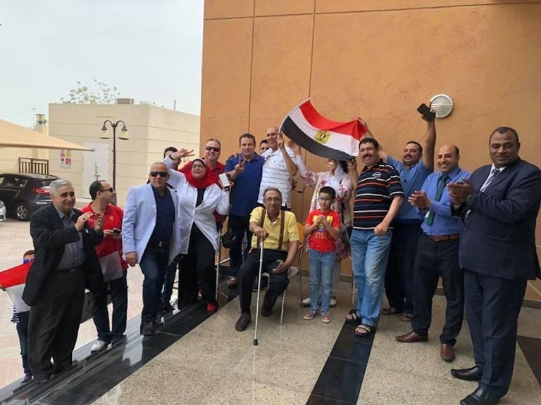 مصريون في قطر في انتظار الإدلاء بأصواتهم مصريون أمام السفارة المصرية بألمانيا