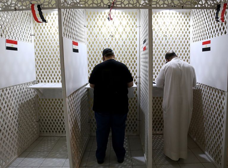 جانب من عملية تصويت المصريين في الكويت مصريون أمام السفارة المصرية بألمانيا