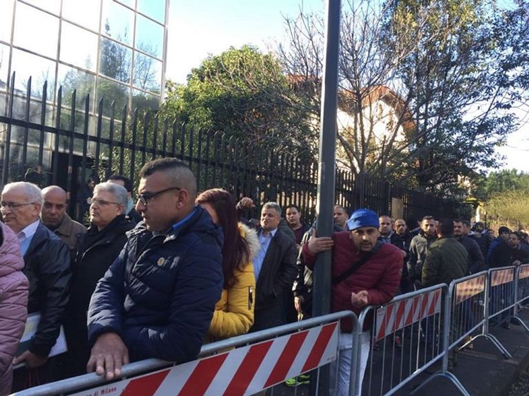 مصريون أمام القنصلية المصرية في ميلانو الإيطالية في انتظار التصويت مصريون أمام السفارة المصرية بألمانيا