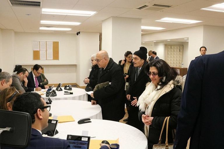 مصريون يصوتون في واشنطن مصريون أمام السفارة المصرية بألمانيا