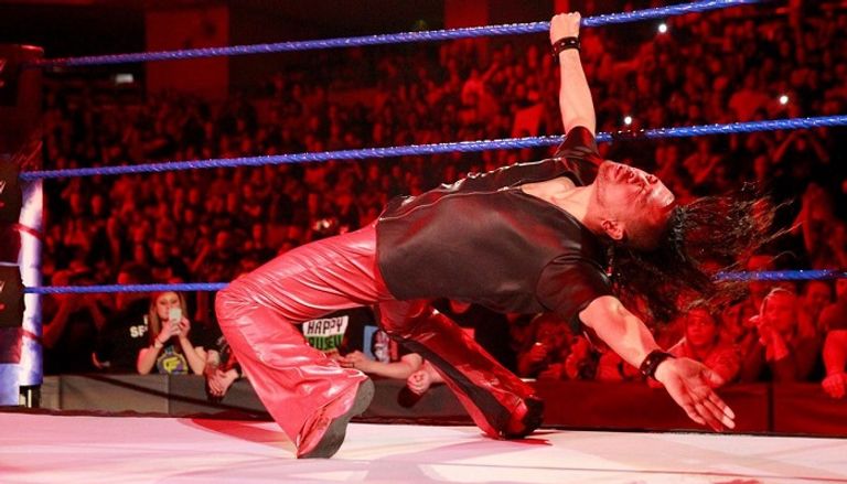 شينسكي ناكامورا يتحدث إلى إيه جيه ستايلز