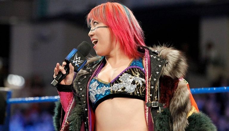 أسكا وتشارلوت فلير على الحلبة