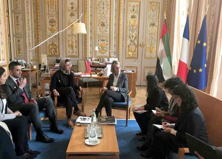 نورة الكعبي مع وزيرة الثقافة الفرنسية الشيخ سلطان القاسمي وماكرون في معرض باريس للكتاب