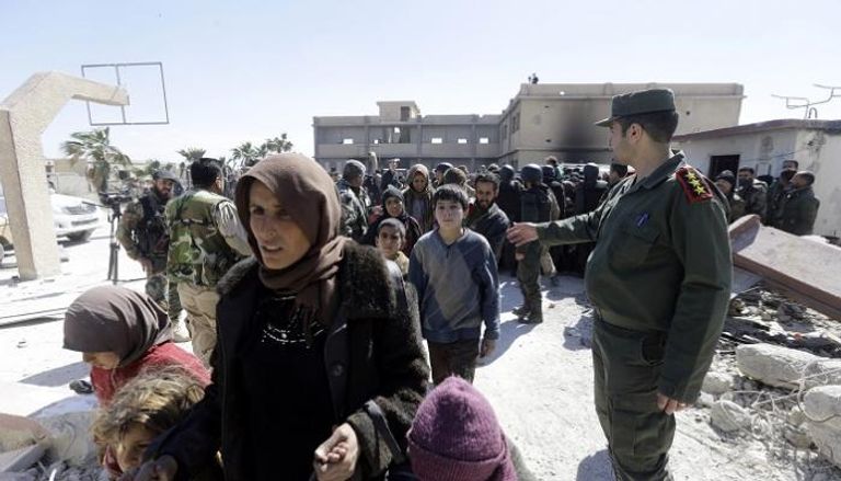 سوريون يخرجون من الغوطة الشرقية عبر الممرات الآمنة