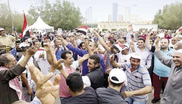 المصريون يحتشدون لليوم الثاني أمام السفارة بالكويت