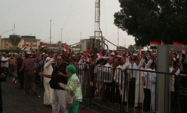 المصريون بالكويت المصريون يحتشدون لليوم الثاني أمام السفارة بالكويت