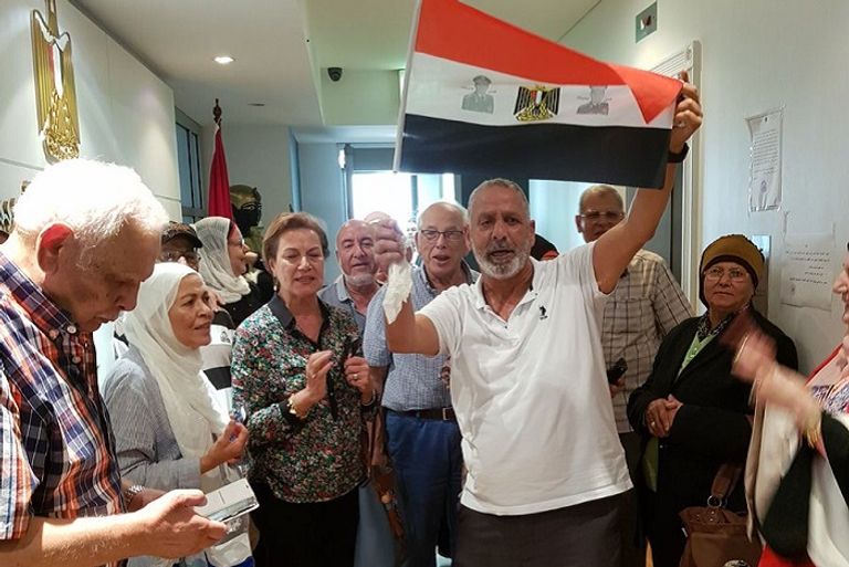 المصريون في استراليا المصريون يحتشدون أمام مقر انتخابي بالخارج