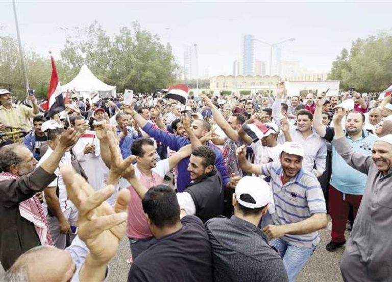 المصريون في الكويت المصريون يحتشدون أمام مقر انتخابي بالخارج