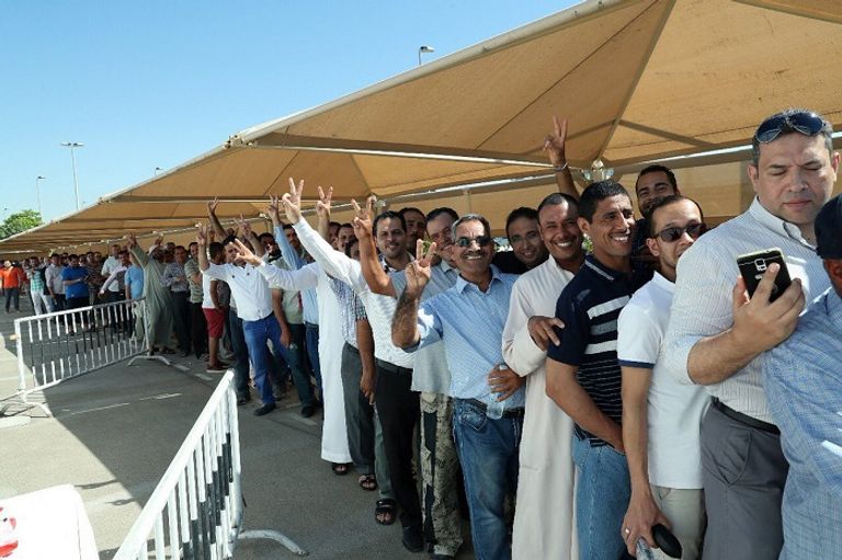 المصريون في الإمارات المصريون يحتشدون أمام مقر انتخابي بالخارج