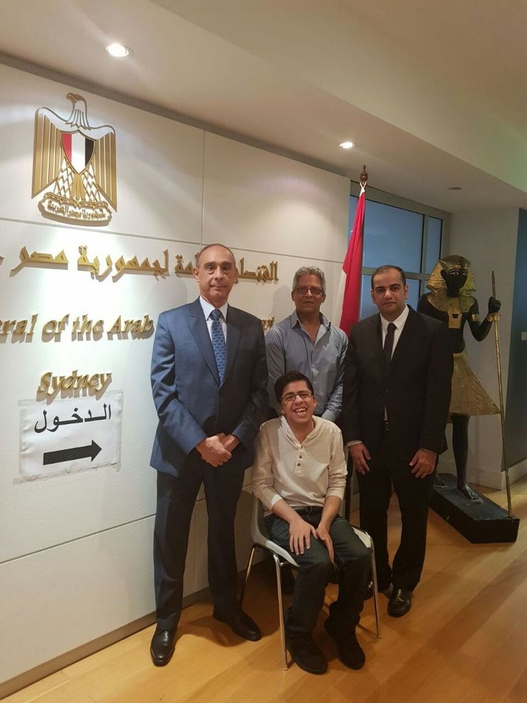 أصحاب القدرات الخاصة حرصوا على المشاركة المصريون يحتشدون أمام مقر انتخابي بالخارج