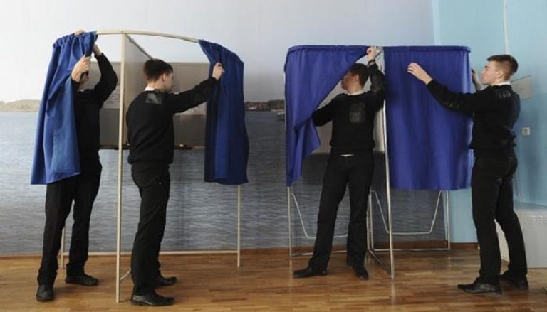 طلاب روس يعدون مراكز الاقتراع قبل التصويت