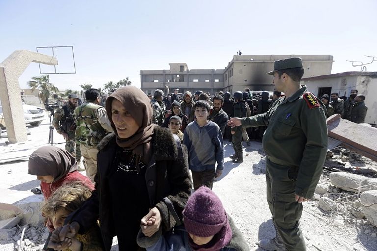 فرار جماعي للمدنيين من الغوطة الشرقية سوريون يحملون أمتعتهم في طريق الخروج من الغوطة