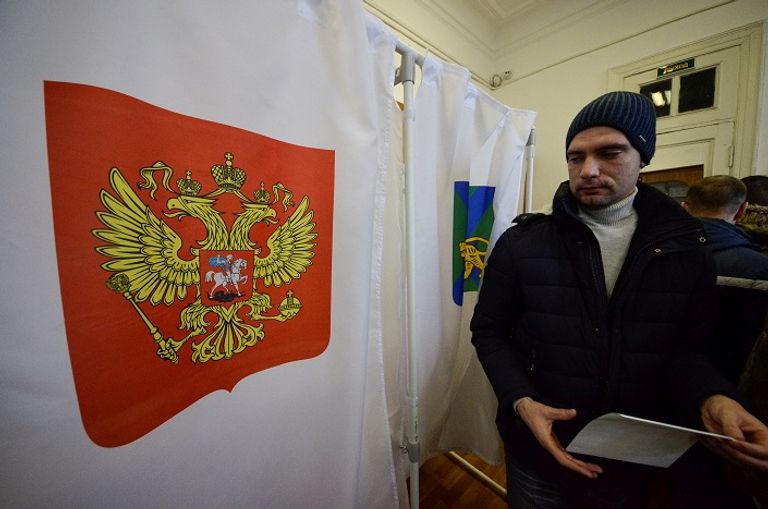 رجل يدلي بصوته في مركز اقتراع بمدينة فلاديفوستوك سيدة تدلي بصوتها في مركز اقتراع بمدينة فلاديفوستوك - رويترز