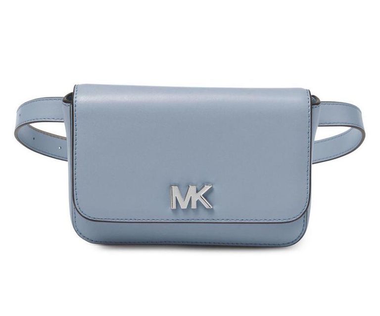 سحر التسعينيات يسيطر على موضة حقائب صيف 2018