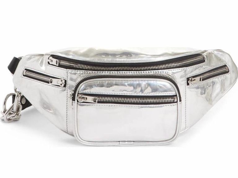 سحر التسعينيات يسيطر على موضة حقائب صيف 2018