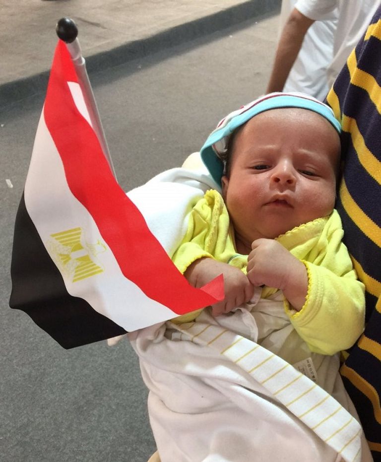 صورة لطفل نشرها أبوزيد خلال توجيه التحية إلى المصريين في الخارج أجواء احتفالية يعيشها المصريون في الخارج لمشاركتهم بانتخابات الرئاسة