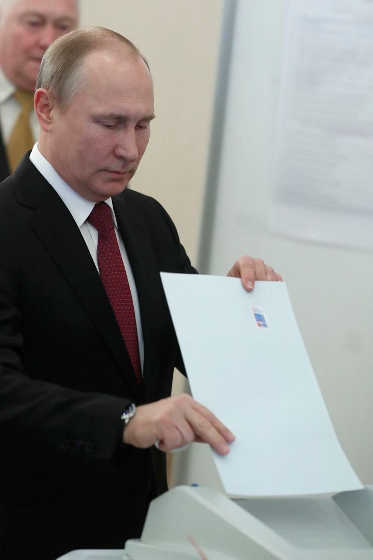 بوتين يدلي بصوته في الانتخابات روسية تدلي بصوتها في الانتخابات