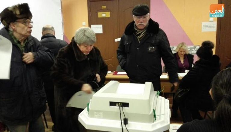 روسية تدلي بصوتها في الانتخابات