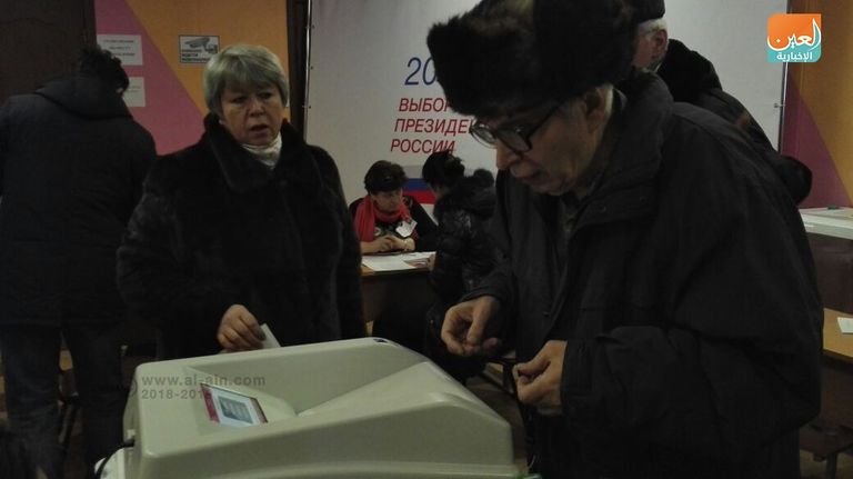 روسية تدلي بصوتها في الانتخابات