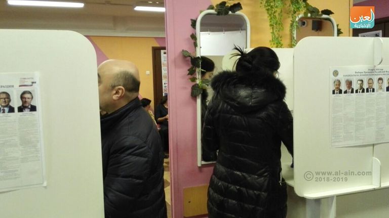 روسية تدلي بصوتها في الانتخابات