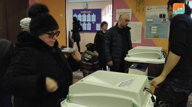 روسية تدلي بصوتها في الانتخابات