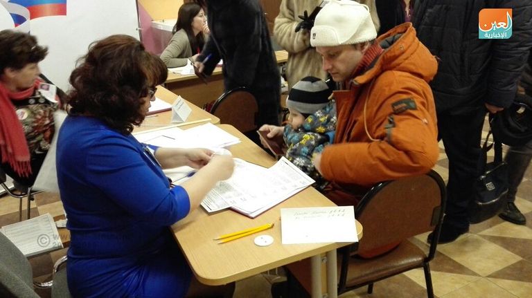 روسية تدلي بصوتها في الانتخابات