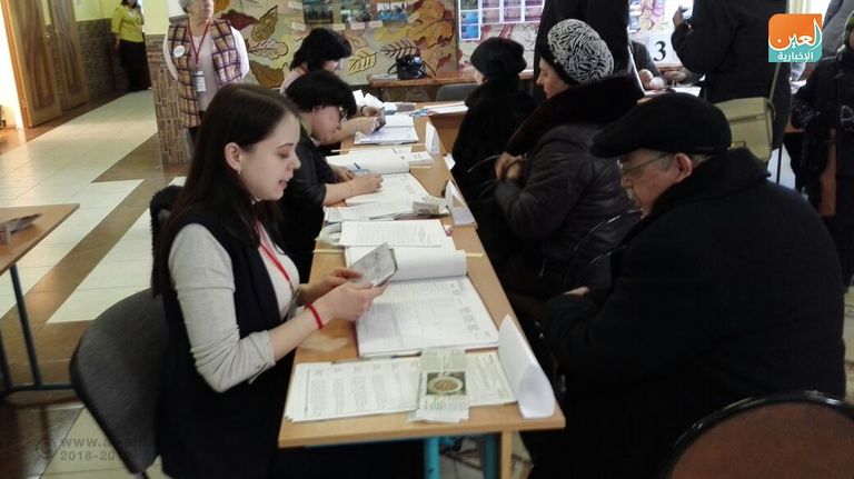 روسية تدلي بصوتها في الانتخابات
