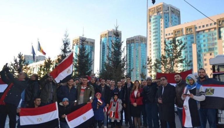 ناخبون أمام السفارة المصرية في كازاخستان
