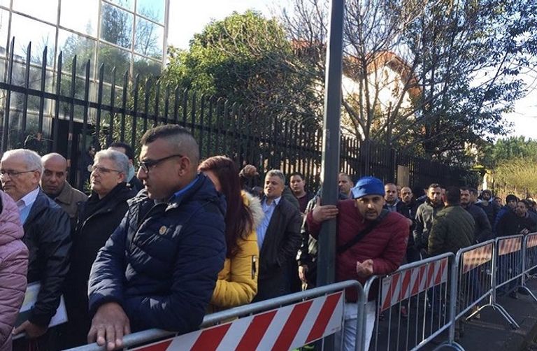 طابور للنخابين المصريين أمام قنصلية مصر في ميلانو الإيطالية ناخبون أمام السفارة المصرية في كازاخستان