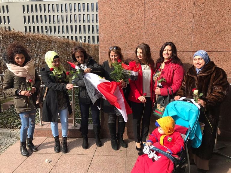 ناخبات أمام السفارة المصرية في برلين ناخبون أمام السفارة المصرية في كازاخستان