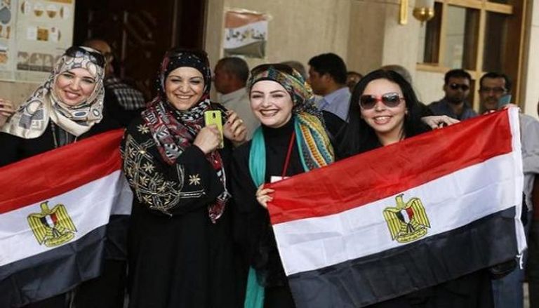 المرأة المصرية في مقدمة صفوف الناخبين ناخبون أمام السفارة المصرية في كازاخستان