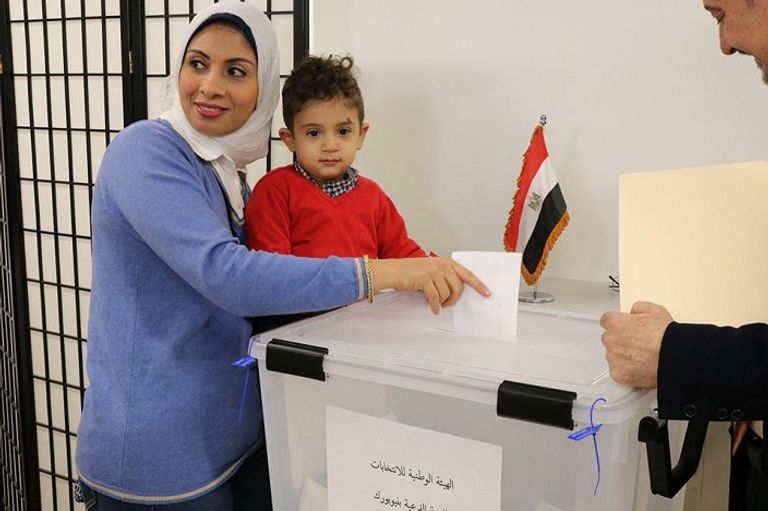 المرأة المصرية في مقدمة صفوف الناخبين ناخبون أمام السفارة المصرية في كازاخستان