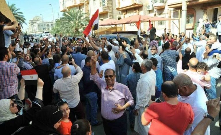 اصطفت الحشود أمام السفارات والقنصليات المصرية