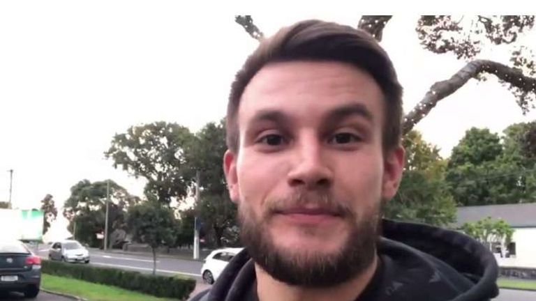 الرحالة الروسي بوتين ممسكا بقلمه بعد التصويت