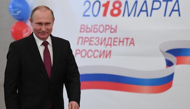الرئيس الروسي فلاديمير بوتين يدلي بصوته في الانتخابات