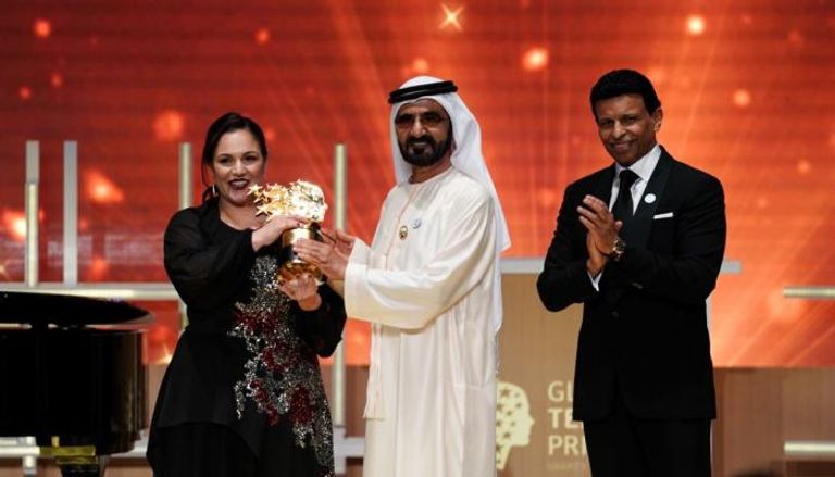 الشيخ محمد بن راشد آل مكتوم يسلم أندريا جائزة أفضل معلم في العالم