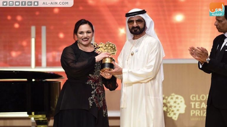 الشيخ محمد بن راشد آل مكتوم يسلم أندريا جائزة أفضل معلم في العالم