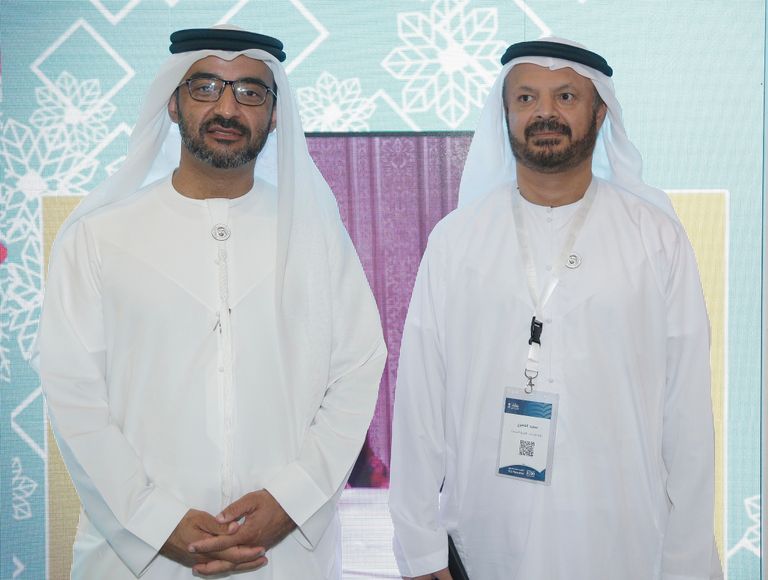 في جناح الإمارات بمعرض الرياض وزيرة الثقافة الإماراتية نورة الكعبي في معرض الرياض الدولي للكتاب