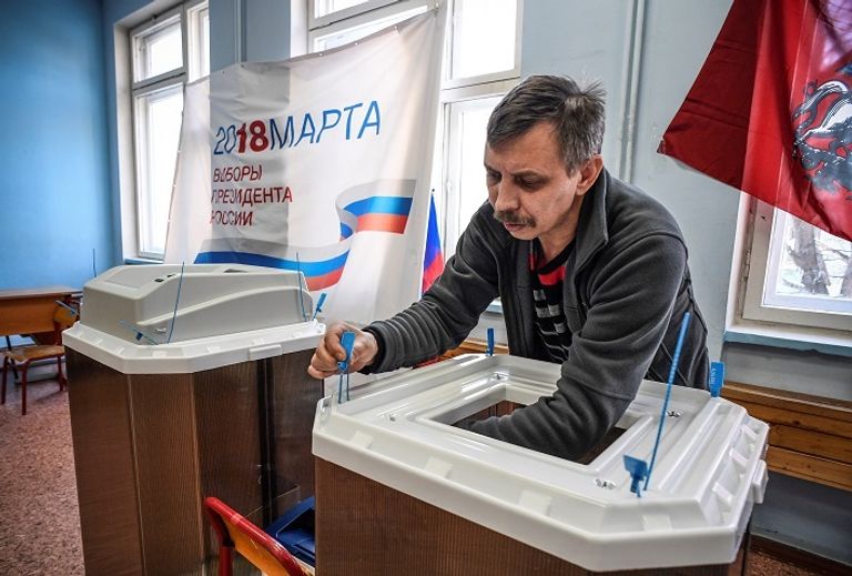 أحد مراكز الاقتراع في روسيا تستعد لاستقبال المصوتين بـدء الاقـتراع في الانتخابات الروسية