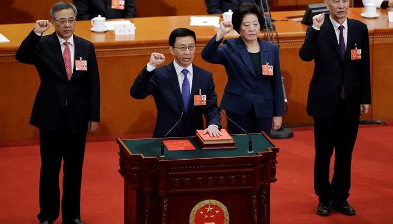 النواب الجدد يؤدون اليمين في جلسة البرلمان الصيني- رويترز