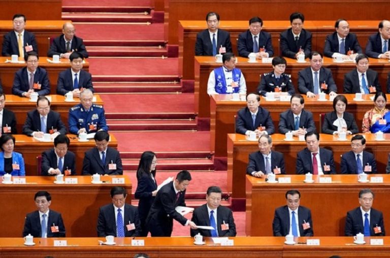 النواب الجدد يؤدون اليمين في جلسة البرلمان الصيني- رويترز