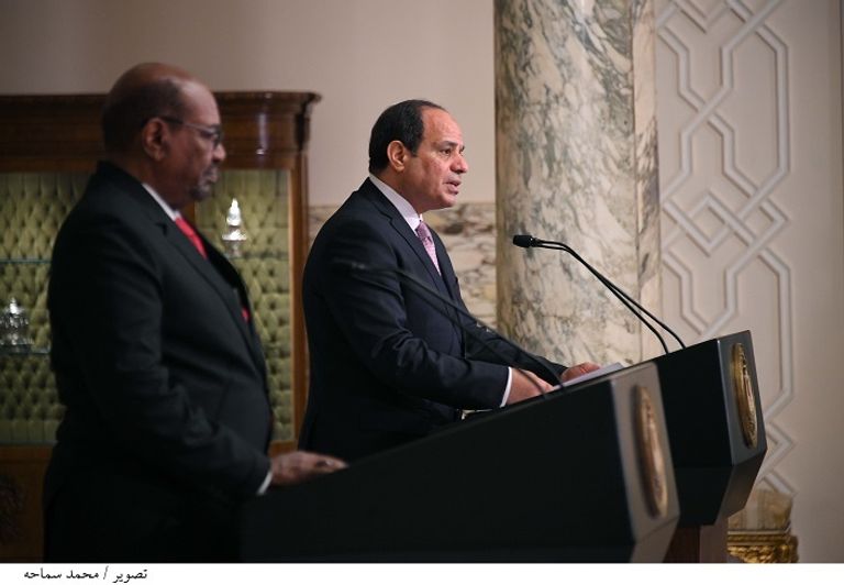 الرئيس المصري عبد الفتاح السيسي ونظيره السوداني عمر البشير