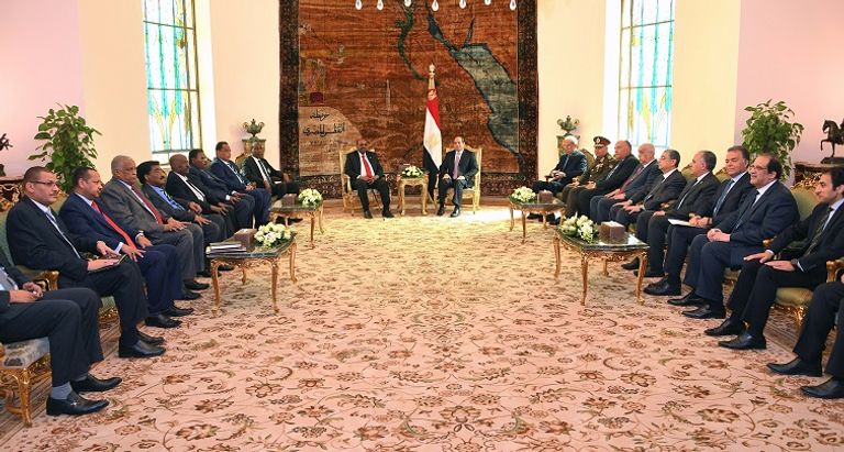 الرئيس المصري عبد الفتاح السيسي ونظيره السوداني عمر البشير