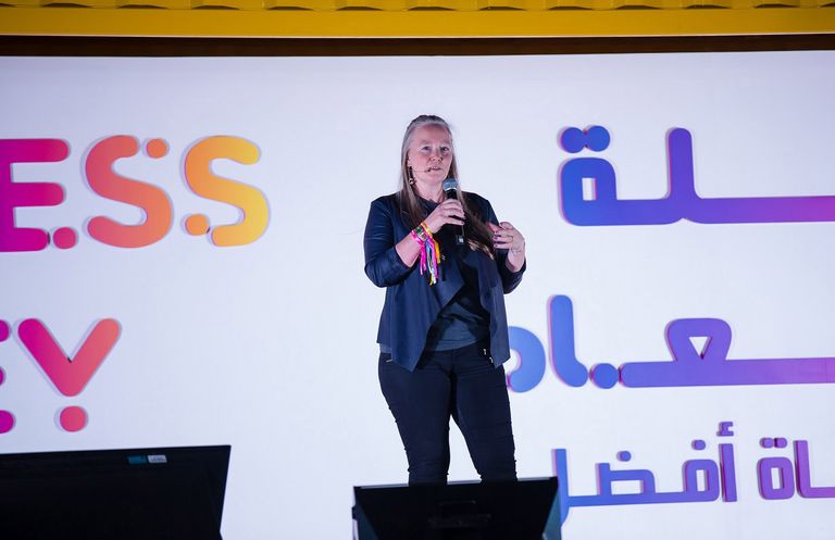 تينا مكغاف تتحدث خلال جلسة حوارية في رحلة السعادة جلسات حوارية وتفاعلية في رحلة السعادة