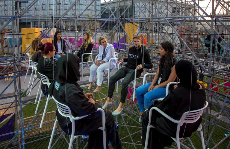 جلسات حوارية وتفاعلية في "رحلة السعادة" جلسات حوارية وتفاعلية في رحلة السعادة