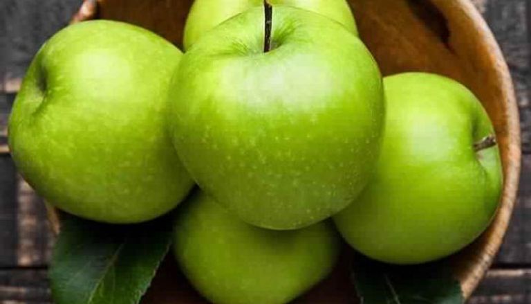 يحتوي التفاح على العديد من الفيتامينات المهمة لجسم الإنسان